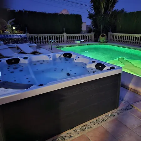 Вилла Luxury - Pool, Hot Tub, Aircon, Tvs, Cinema, Office, Gbit Internet, Sports Equipment *