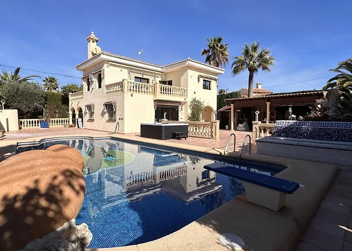 Luxury - Pool, Hot Tub, Aircon, Tvs, Cinema, Office, Gbit Internet, Sports Equipment