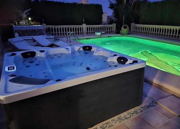 Villa Luxury - Pool, Hot Tub, Aircon, Tvs, Cinema, Office, Gbit Internet, Sports Equipment *