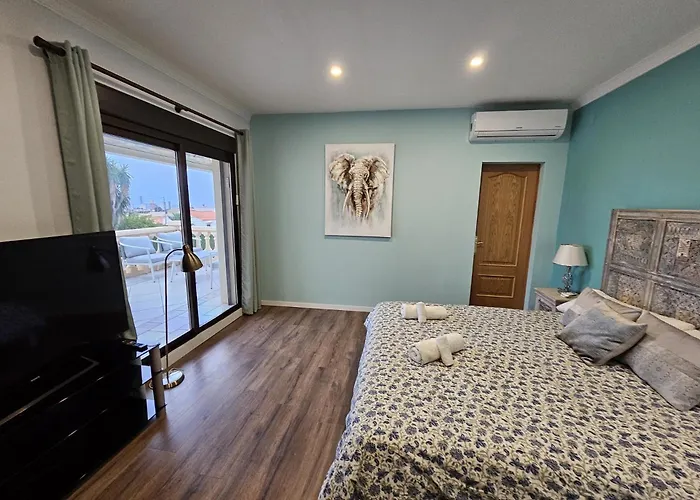 Villa Luxury - Pool, Hot Tub, Aircon, Tvs, Cinema, Office, Gbit Internet, Sports Equipment *