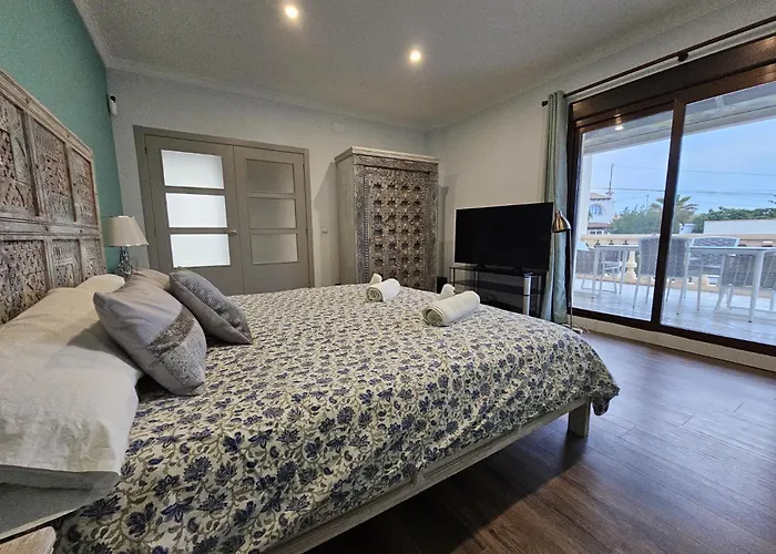 Luxury - Pool, Hot Tub, Aircon, Tvs, Cinema, Office, Gbit Internet, Sports Equipment Villa