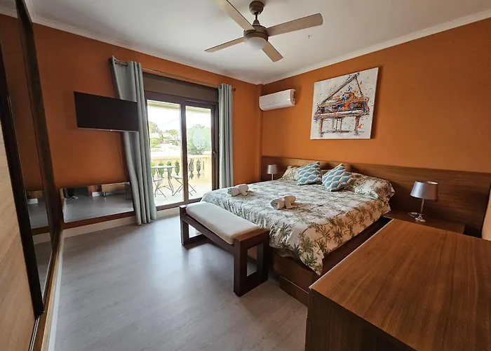 Luxury - Pool, Hot Tub, Aircon, Tvs, Cinema, Office, Gbit Internet, Sports Equipment Villa