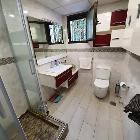 Luxury - Pool, Hot Tub, Aircon, Tvs, Cinema, Office, Gbit Internet, Sports Equipment קלפה